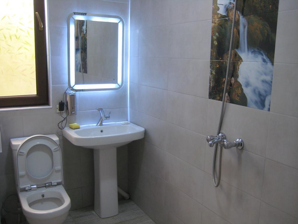 Khvamli 2002 Hotel Tsageri Екстериор снимка
